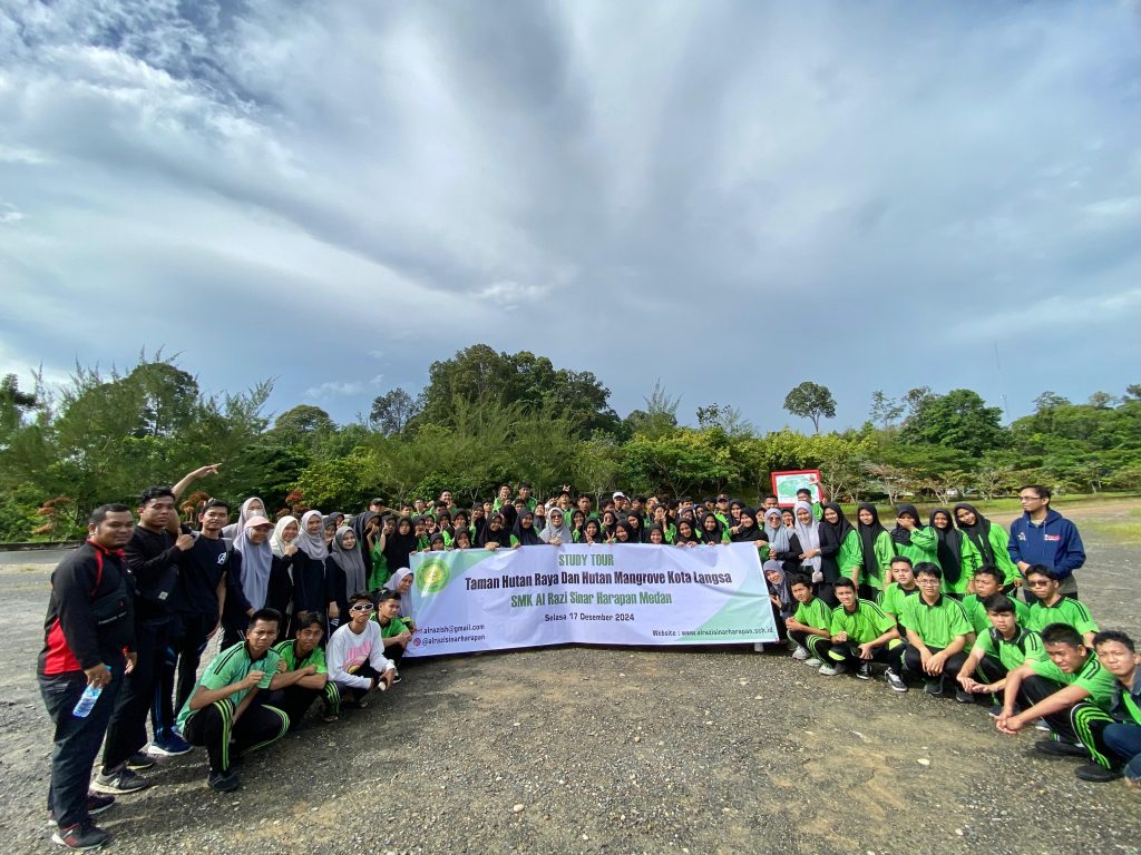 Bercengkerama dengan Alam, Siswa dan Guru SMK Al Razi Wisata Alam ke Hutan Mangrove Langsa